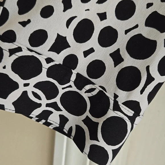 Tanjay | Black White Ruched Abstract Blouse - Picture 5 of 8